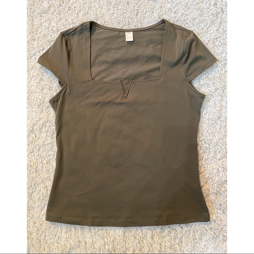 Square neck v wire top